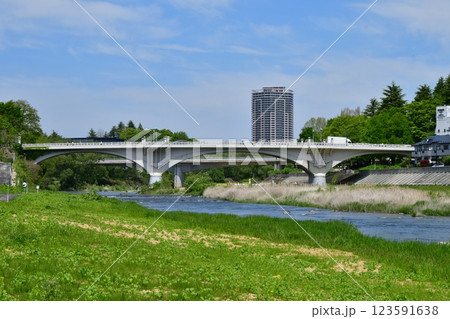 杜の都 仙台 初夏 広瀬川に架かる大橋 杜の都 仙台 初夏 広瀬川に架かる大橋 123591638