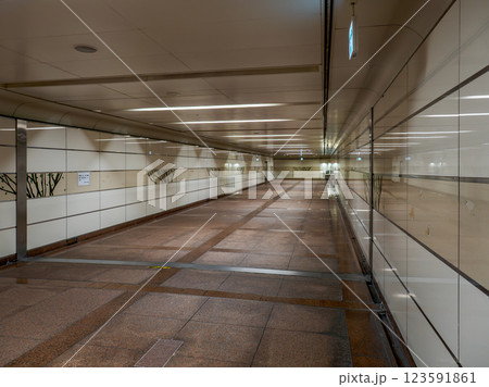 東京都市風景　誰もいない都心の地下連絡通路 123591861