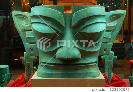 中国　四川省　長江文明　三星堆遺跡博物館　第2ホール　青銅仮面 123592075