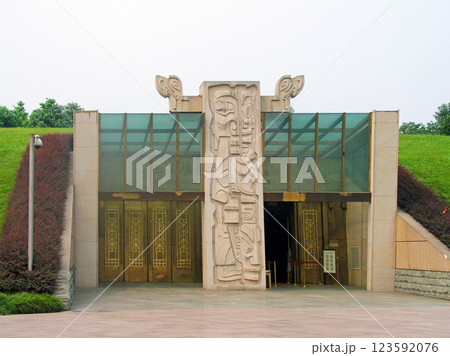 中国 四川省 長江文明 三星堆遺跡博物館 第2ホール 入口 中国 四川省 長江文明 三星堆遺跡博物館 第2ホール 入口 123592076