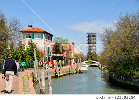イタリア ヴェネツィア・ラグーン トルチェッロ島 運河 悪魔の橋 鐘楼 イタリア ヴェネツィア・ラグーン トルチェッロ島 運河 悪魔の橋 鐘楼 123592284