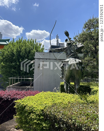 東京都新宿区西早稲田の神社、穴八幡宮の横から見た流鏑馬射手の像です。 123592651