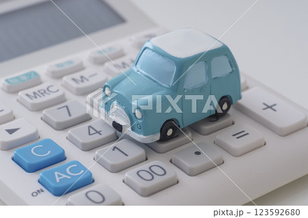 自動車とお金のイメージ 自動車とお金のイメージ 123592680