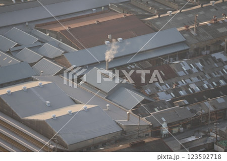 高層階から見た煙突から煙が出る工場がある町の風景 高層階から見た煙突から煙が出る工場がある町の風景 123592718