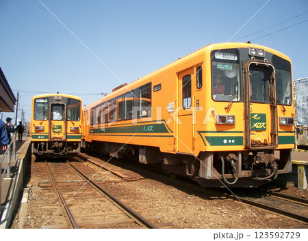 青森県の津輕鉄道線の金木駅（津輕21-104系車両) 123592729