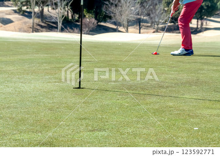 ゴルフにおけるグルーン上でのパターのイメージ【冬季】 123592771