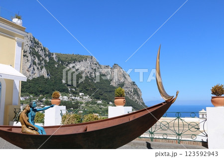 ローマ皇帝に愛された地中海の宝石カプリ島 123592943