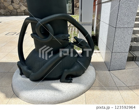 東京都新宿区西早稲田の神社、穴八幡宮の黒い鳥居、北参道鳥居の右の柱元の玄武神、蛇と亀です。 123592964