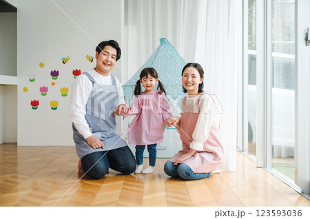 保育園で働く保育士と園児 123593036