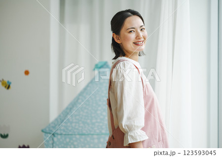 女性保育士のポートレート 123593045
