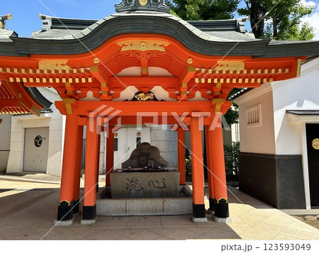 東京都新宿区西早稲田の神社、穴八幡宮の右側の手水舎・布袋尊舎です。 123593049
