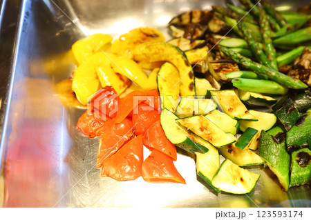 【食べ物】ビュッフェ・スタイル 123593174
