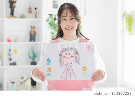 似顔絵を持つ保育士 123593288