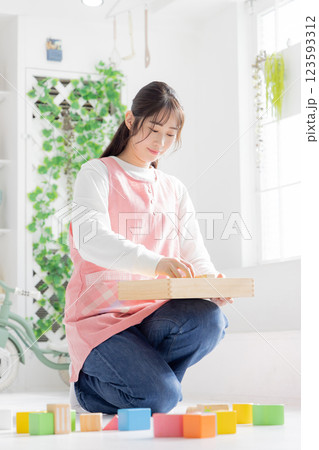 お片付けをする女性 123593312