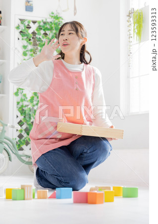 お片付けをする女性 お片付けをする女性 123593313