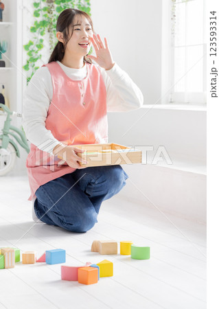 お片付けをする女性 お片付けをする女性 123593314