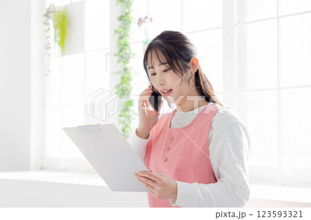 保育園 保育所 託児所 子供の〇〇で連絡を入れる女性 保育園 保育所 託児所 子供の〇〇で連絡を入れる女性 123593321