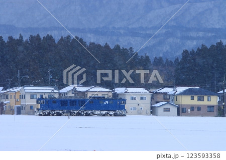 上越国境の山々を背景に疾走するEF64-1051号機信越カッター(霜取り列車)_2025/2/9撮影 上越国境の山々を背景に疾走するEF64-1051号機信越カッター(霜取り列車)_2025/2/9撮影 123593358