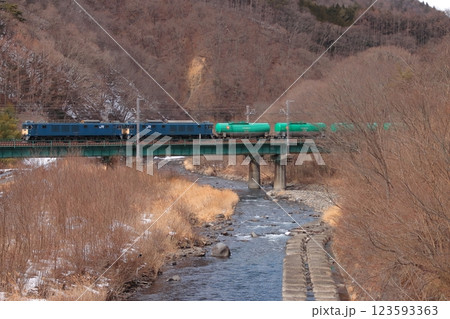 荒々しい冬の山々を背に鉄橋を渡るEF64形重連の貨物列車(8084レ)_2025/2/10撮影 123593363