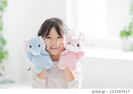 パペットで遊ぶ女の子 パペットで遊ぶ女の子 123593417