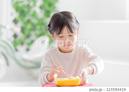 お弁当を食べる女の子 123593419