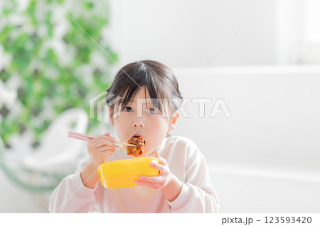 お弁当を食べる女の子 お弁当を食べる女の子 123593420