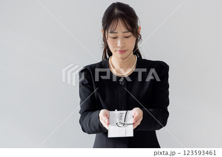 御霊前を出す女性 葬式 御霊前を出す女性 葬式 123593461