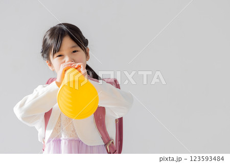 メガホンで応援をする小学1年生 123593484