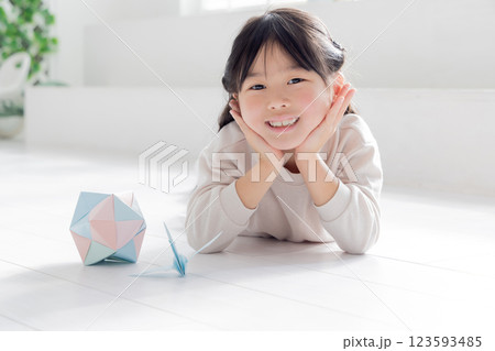 女の子　頬杖 123593485