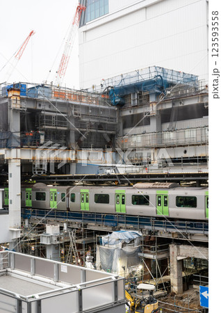 再開発が進む雨の日の渋谷駅の風景 123593558