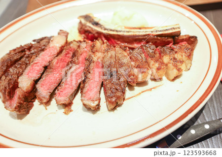 【食べ物】ビュッフェ・スタイル　ステーキ 123593668