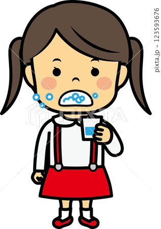 うがいをする女の子 123593676