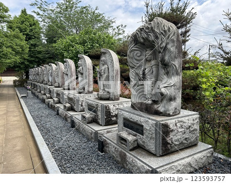 東京都東村山市のお寺、正福寺の十三佛石像です。 東京都東村山市のお寺、正福寺の十三佛石像です。 123593757