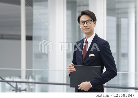 40代のビジネスマン カメラ目線 フロントスタッフ コンシェルジュ イメージ 40代のビジネスマン カメラ目線 フロントスタッフ コンシェルジュ イメージ 123593847