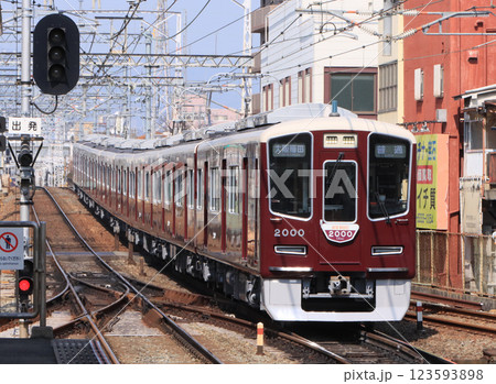 阪急宝塚線　庄内駅に到着する2000系電車 123593898