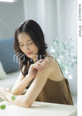 若い女性、ビューティーイメージ　 123594036