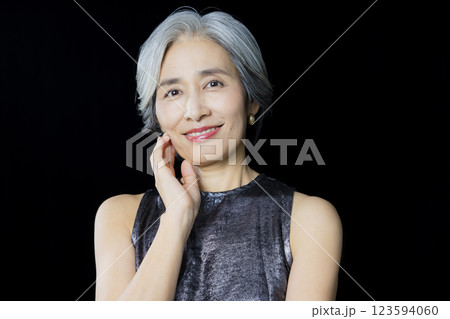 グレイヘアの女性　 123594060
