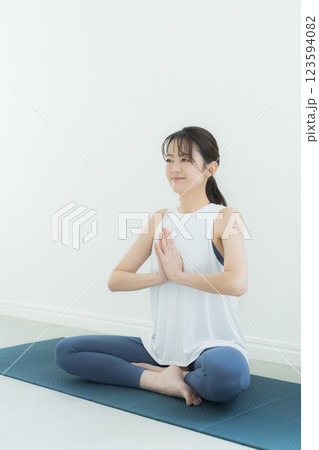 ヨガをする女性 ヨガをする女性 123594082