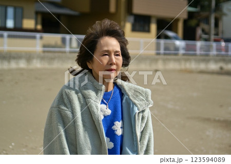 冬の浜辺で散歩するシニア女性 ポートレート 冬の浜辺で散歩するシニア女性 ポートレート 123594089