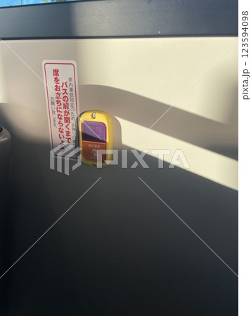バスの降車ボタンと注意書き 123594098