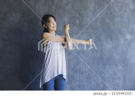 スポーツウェアのミドル女性 123594103