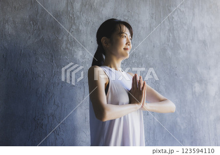 スポーツウェアのミドル女性 123594110