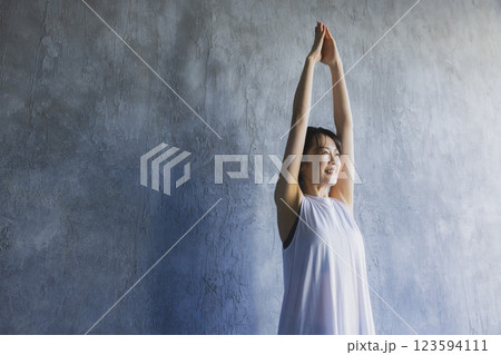 スポーツウェアのミドル女性 スポーツウェアのミドル女性 123594111