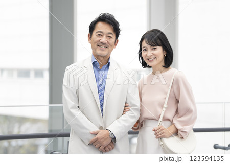 カメラ目線で笑顔の50代の夫婦 カメラ目線で笑顔の50代の夫婦 123594135