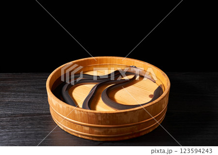 桶の中で泳ぐ鰻 123594243