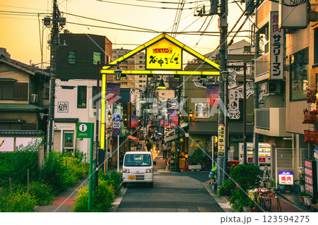東京都　谷中ぎんざ・谷中銀座商店街　夕やけだんだんからの夕暮れ風景　谷根千散歩コース 123594275