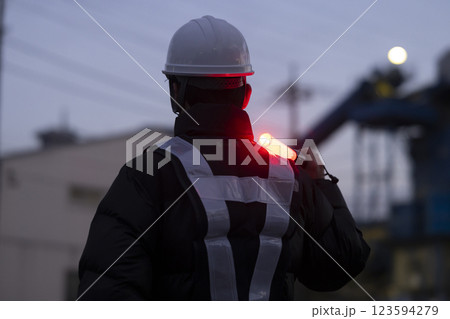 交通誘導をする作業員 交通誘導をする作業員 123594279