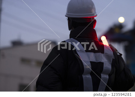 交通誘導をする作業員 交通誘導をする作業員 123594281