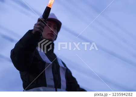 交通誘導をする作業員 123594282