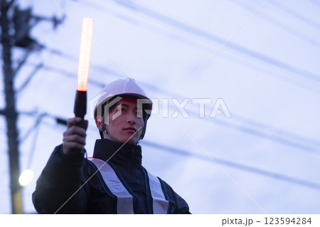 交通誘導をする作業員 交通誘導をする作業員 123594284